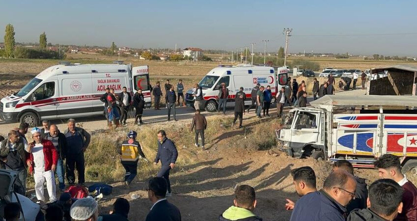 Son dakika... Aksaray'da işçi servisi ve kamyonet çarpıştı! 2 ölü, 19 yaralı