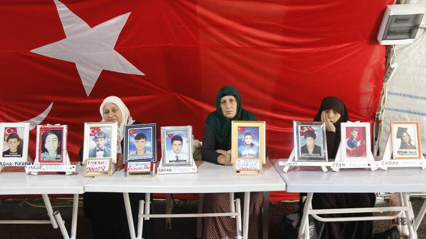 Diyarbakır'da evlat nöbetinde bin 513'üncü gün: Çocuğumun peşini dağda tek bir çocuk kalmayana kadar bırakmayacağım evlat nöbeti- Diyarbakır
