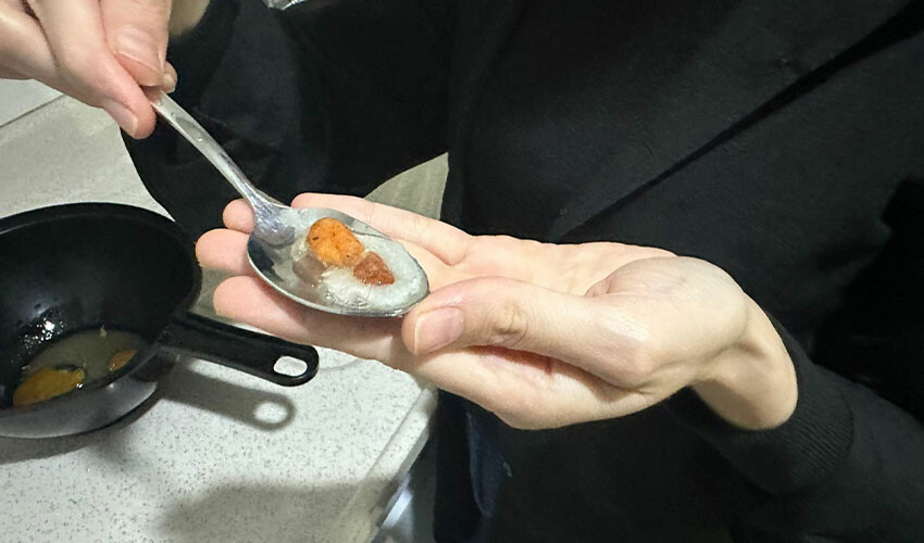 Kek yapmak isterken kırdığı yumurta hayrete düşürdü