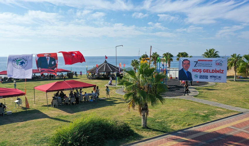 Macaristanlı sanatçı pet şişedekini su zannedip içti, apar topar hastaneye kaldırıldı