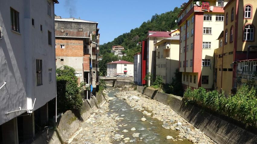 Doğu Karadeniz alarm veriyor! Sayıştay raporu korkutan gerçeği ortaya çıkardı: En fazla riskli yapı Rize’de  Doğu Karadeniz alarm veriyor! Sayıştay raporu korkutan gerçeği ortaya çıkardı: En fazla riskli yapı Rize’de