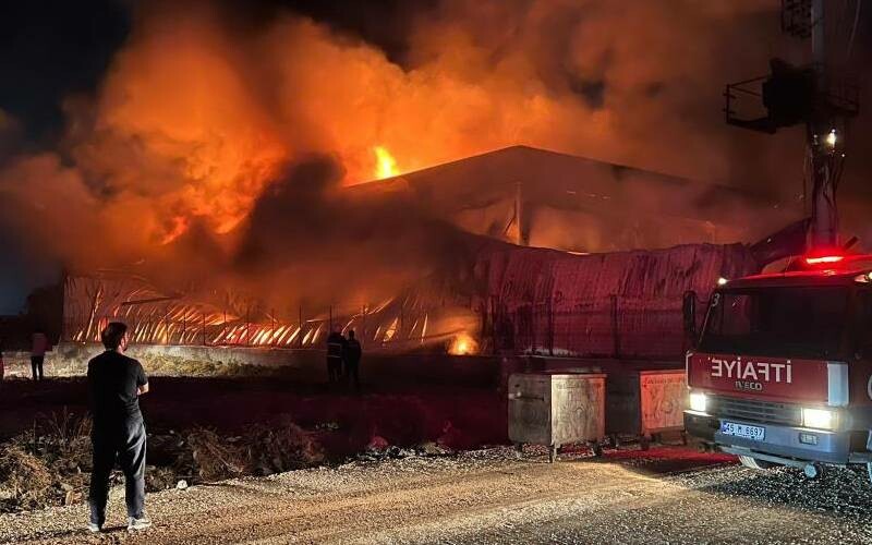 Manisa’da fabrika yangını: Alevler geceyi gündüze çevirdi! Manisa’da fabrika yangını: Alevler geceyi gündüze çevirdi!