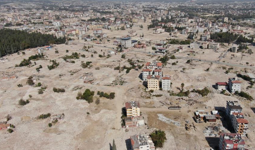 Depremin acı görüntüsü! Depremzedeler sokaklarını tanıyamadı: Binaların yerini geniş araziler aldı Depremin acı görüntüsü! Depremzedeler sokaklarını tanıyamadı: Binaların yerini geniş araziler aldı