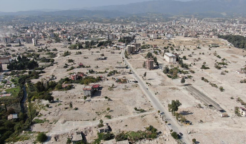 Depremin acı görüntüsü! Depremzedeler sokaklarını tanıyamadı: Binaların yerini geniş araziler aldı Depremin acı görüntüsü! Depremzedeler sokaklarını tanıyamadı: Binaların yerini geniş araziler aldı