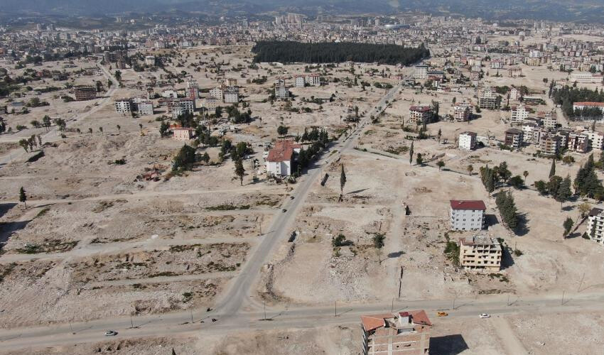 Depremin acı görüntüsü! Depremzedeler sokaklarını tanıyamadı: Binaların yerini geniş araziler aldı Depremin acı görüntüsü! Depremzedeler sokaklarını tanıyamadı: Binaların yerini geniş araziler aldı