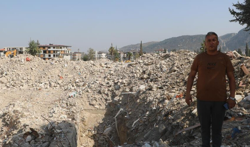 Depremin acı görüntüsü! Depremzedeler sokaklarını tanıyamadı: Binaların yerini geniş araziler aldı Depremin acı görüntüsü! Depremzedeler sokaklarını tanıyamadı: Binaların yerini geniş araziler aldı