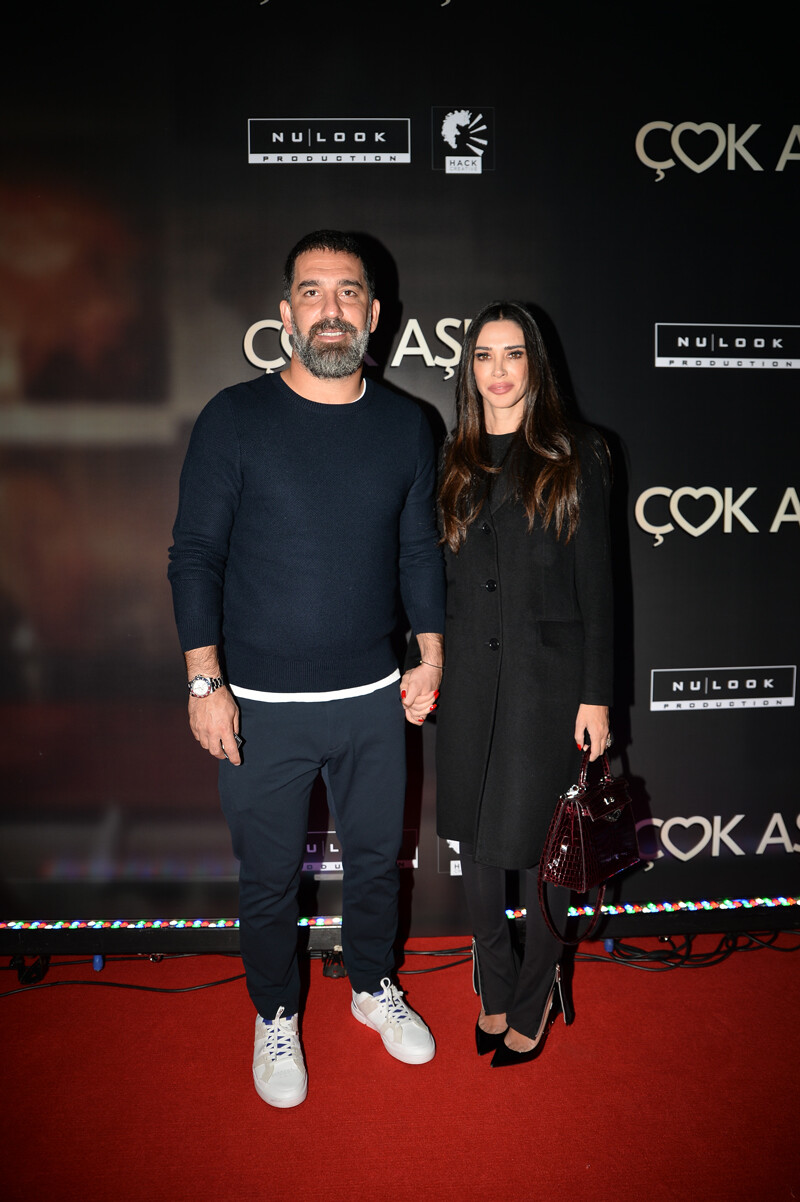 Hasan Can Kaya’nın ‘Çok Aşk’ filmine görkemli gala: Hem güldüler hem hüzünlendiler Hasan Can Kaya’nın ‘Çok Aşk’ filmine görkemli gala: Hem güldüler hem hüzünlendiler