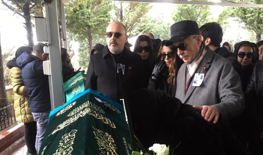 Hande Erçel’in anne özlemi… Paylaşımı yürekleri dağladı Hande Erçel’in anne özlemi… Paylaşımı yürekleri dağladı