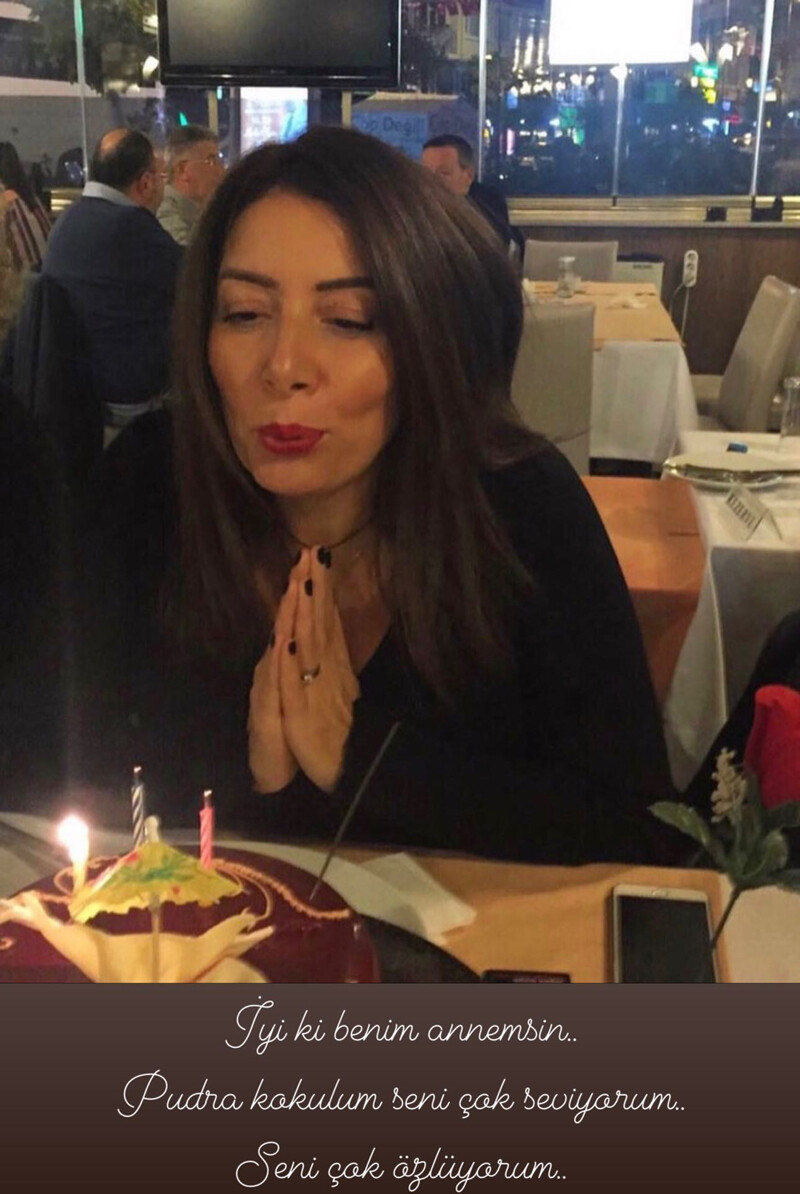 Hande Erçel’in anne özlemi… Paylaşımı yürekleri dağladı Hande Erçel’in anne özlemi… Paylaşımı yürekleri dağladı