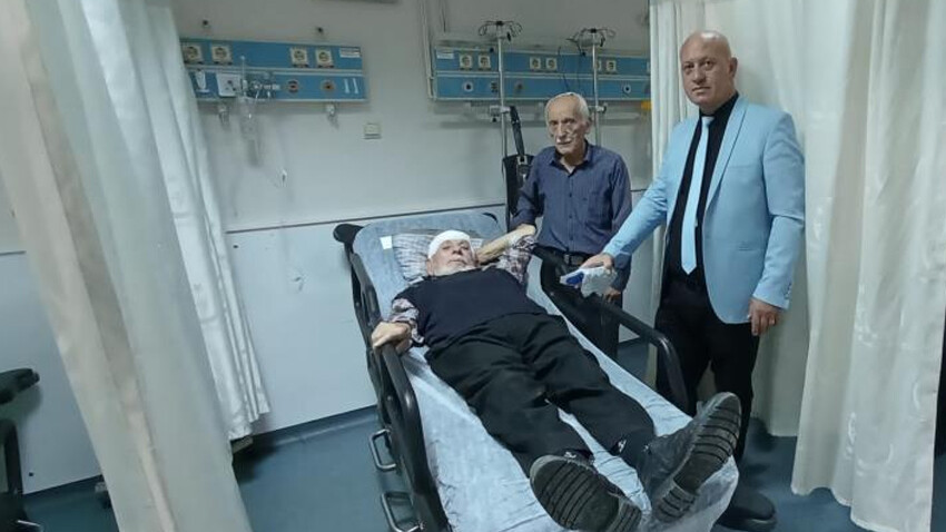 Arabaya giren eşek arısı kazaya neden oldu! Göletin kıyısında ölümden döndüler Arabaya giren eşek arısı kazaya neden oldu! Göletin kıyısında ölümden döndüler
