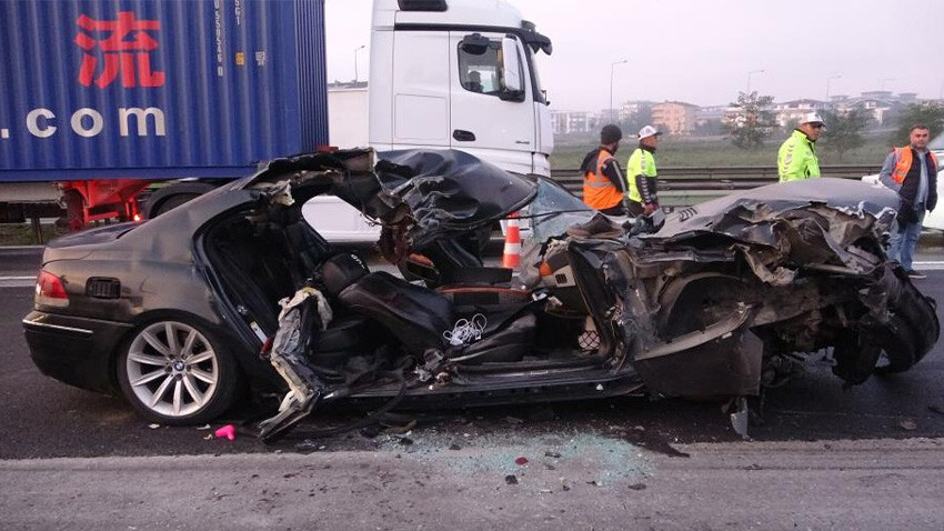 TEM’de feci kaza! Kamyona çarpan lüks otomobil kağıt gibi ezildi: 1 ölü, 2 yaralı TEM- kaza