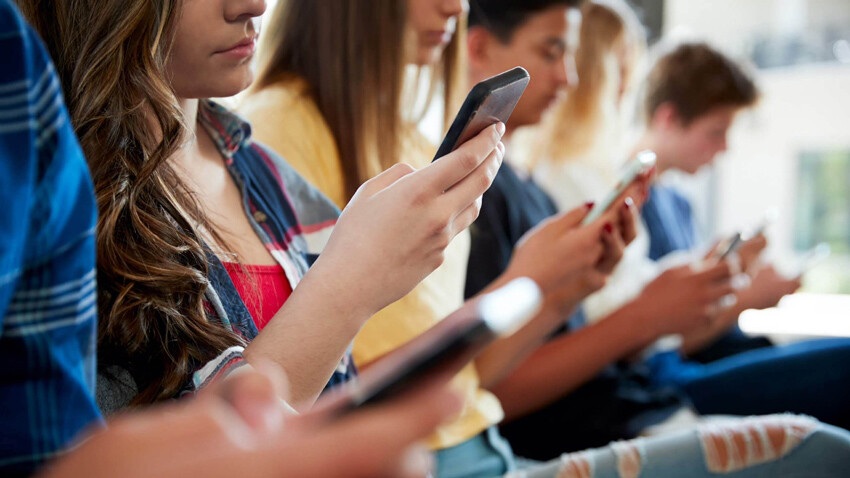 Resmi Gazete'de yayımlandı: Öğrencilere cep telefonu ve ücretsiz internet desteği vergisiz cep telefonu