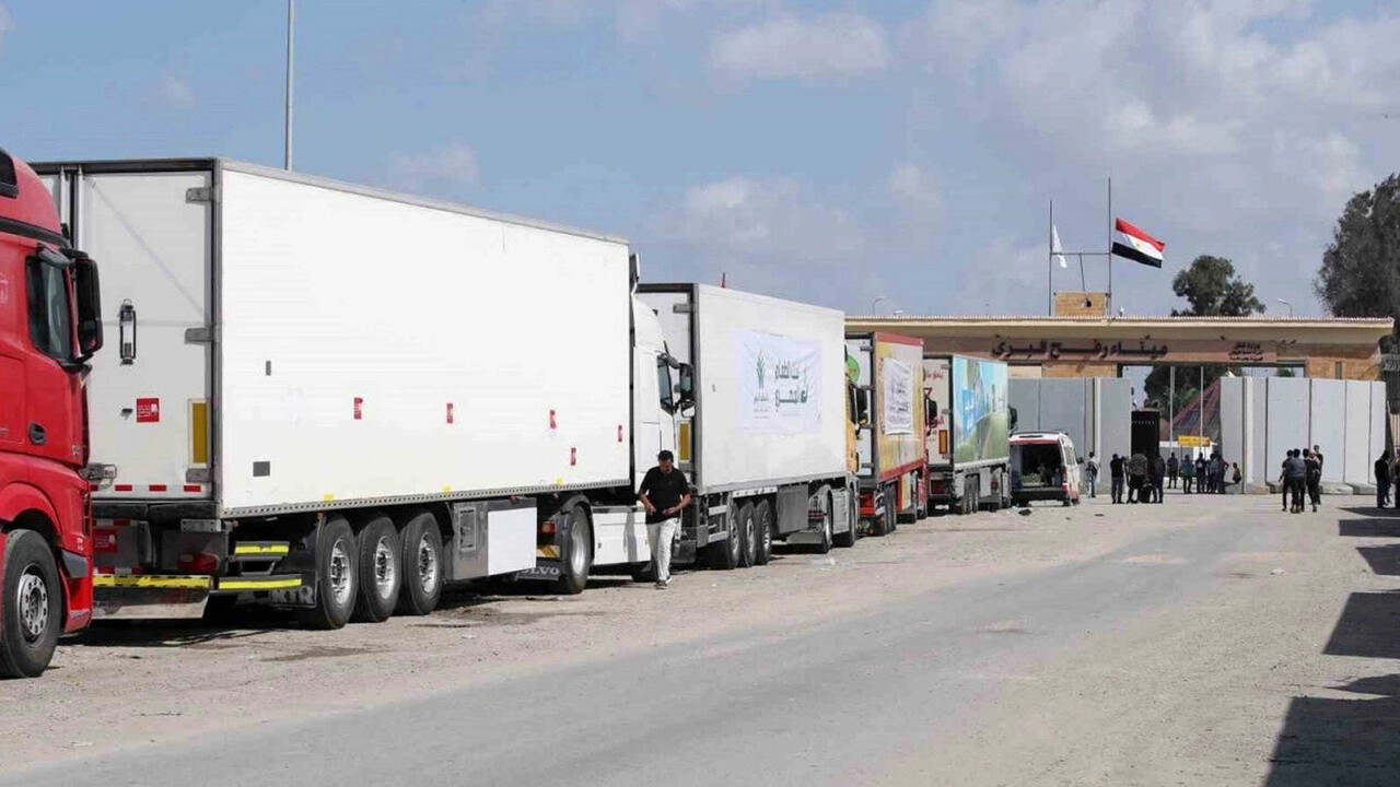 Gazze&#039;ye yardım taşıyan tırlar sınırdan geçti