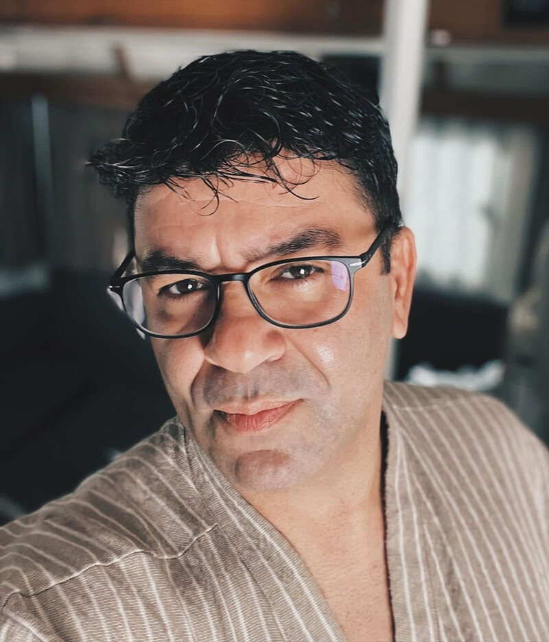 Sakallarını kesen Bülent Şakrak yeni imajıyla bambaşka biri oldu Sakallarını kesen Bülent Şakrak yeni imajıyla bambaşka biri oldu