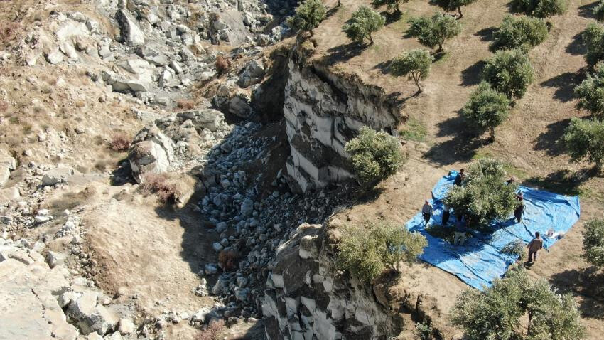 Fay hattı ortadan ikiye ayırdı! Tedirgin eden hasadı başladı: Eskiden güle oynaya çalışıyorduk bugün korkuyla topluyoruz Fay hattı ortadan ikiye ayırdı! Tedirgin eden hasadı başladı: Eskiden güle oynaya çalışıyorduk bugün korkuyla topluyoruz