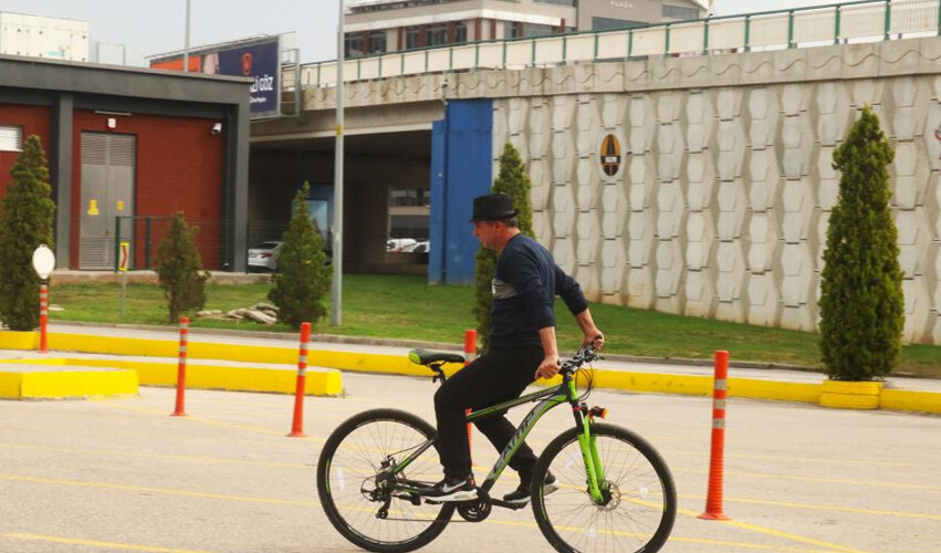 Nasrettin Hoca'dan ilham aldı: 'Her işim ters gidiyor, bisikletim de ters gitsin' Nasrettin Hoca'dan ilham aldı: 'Her işim ters gidiyor, bisikletim de ters gitsin'