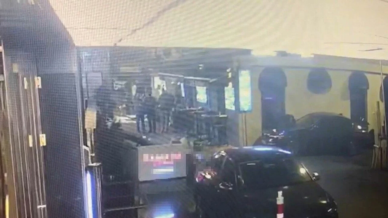 Beyoğlu&#039;nda eğlence mekanı önünde silahlı saldırı: 3 yaralı