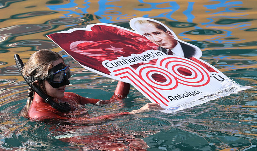 Rekortmen sporcu Şahika Ercümen, Cumhuriyetin 100. yılına özel dalış gerçekleştirdi Rekortmen sporcu Şahika Ercümen, Cumhuriyetin 100. yılına özel dalış gerçekleştirdi