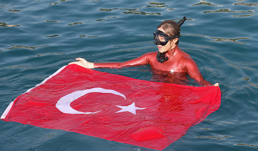 Rekortmen sporcu Şahika Ercümen, Cumhuriyetin 100. yılına özel dalış gerçekleştirdi Rekortmen sporcu Şahika Ercümen, Cumhuriyetin 100. yılına özel dalış gerçekleştirdi