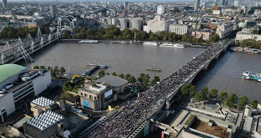 İsrail'e desteğini açıklayan İngiltere'de  halk Filistin için sokaklara döküldü İsrail'e desteğini açıklayan İngiltere'de  halk Filistin için sokaklara döküldü