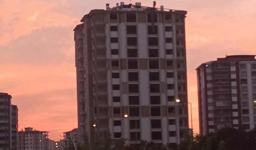 13 katlı bina saniyeler içinde yerle bir oldu! 13 katlı bina saniyeler içinde yerle bir oldu!