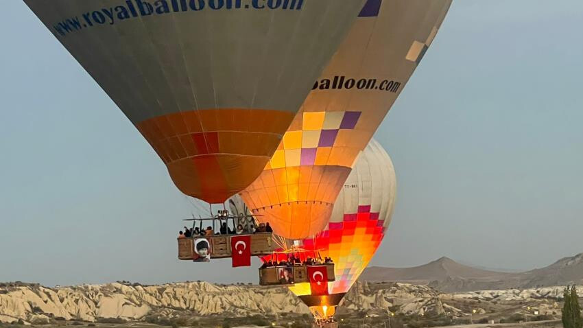Gökyüzünde cumhuriyet coşkusu: Balonlar gökyüzünde görsel şölen oluşturdu Gökyüzünde cumhuriyet coşkusu: Balonlar gökyüzünde görsel şölen oluşturdu