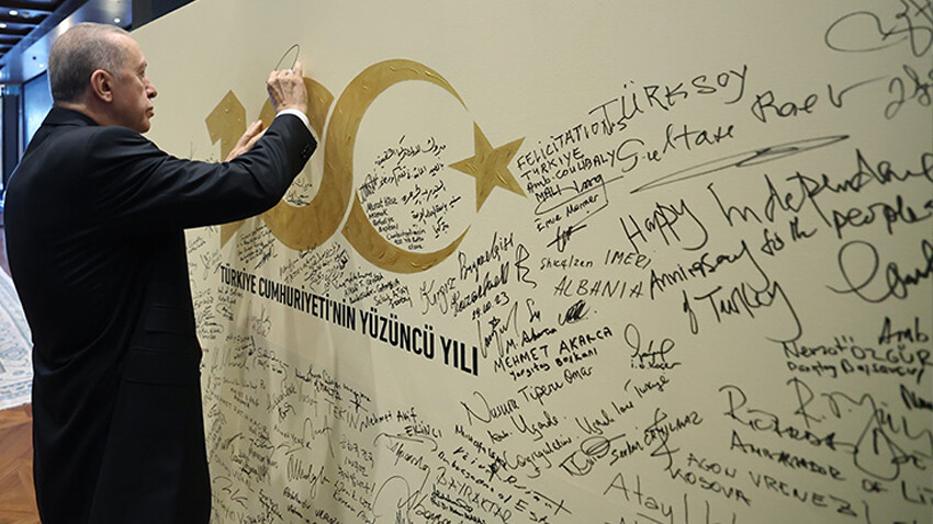 Cumhuriyet'in 100. yılı coşkuyla kutlanıyor: Cumhurbaşkanı Erdoğan ve devlet erkanı Anıtkabir'i ziyaret etti Cumhuriyet'in 100. yılı coşkuyla kutlanıyor: Cumhurbaşkanı Erdoğan ve devlet erkanı Anıtkabir'i ziyaret etti