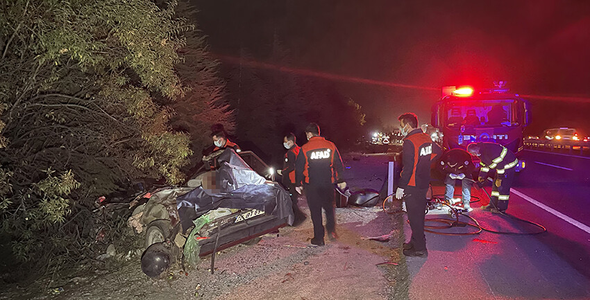 Eskişehir'de korkunç kaza! Kavşakta kamyonla çarpışan otomobil mezarları oldu