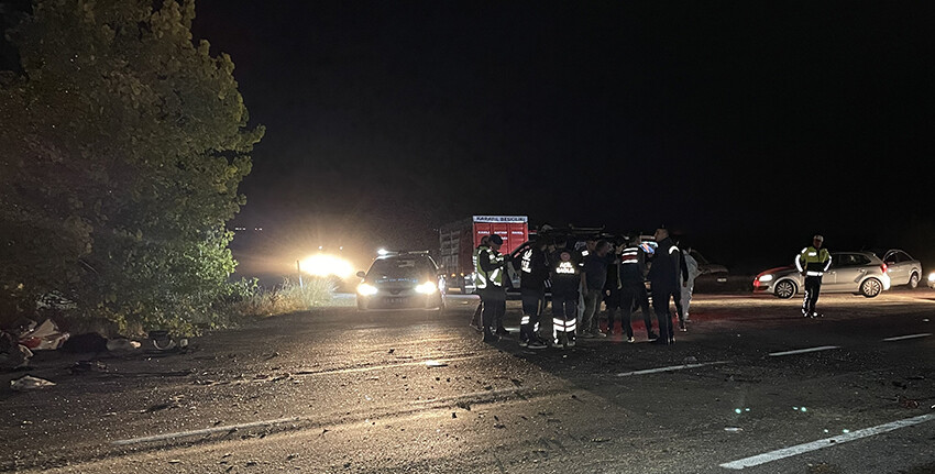 Eskişehir'de korkunç kaza! Kavşakta kamyonla çarpışan otomobil mezarları oldu