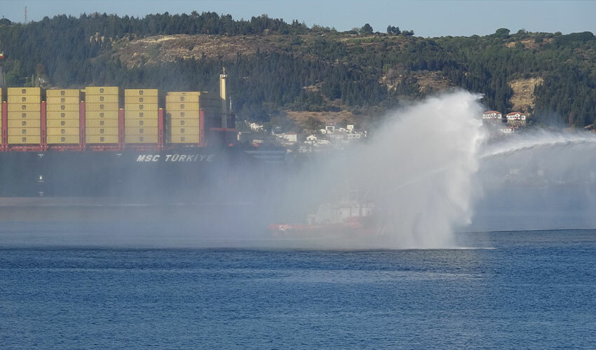 Cumhuriyet'in 100'üncü yılında 'Türkiye' Çanakkale Boğazı'ndan geçti