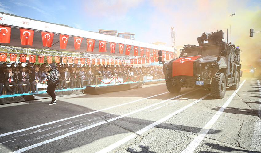 Cumhuriyet'in 100'üncü yılı 81 ilde coşkuyla kutlanıyor: İşte bayrama damga vuran görüntüler