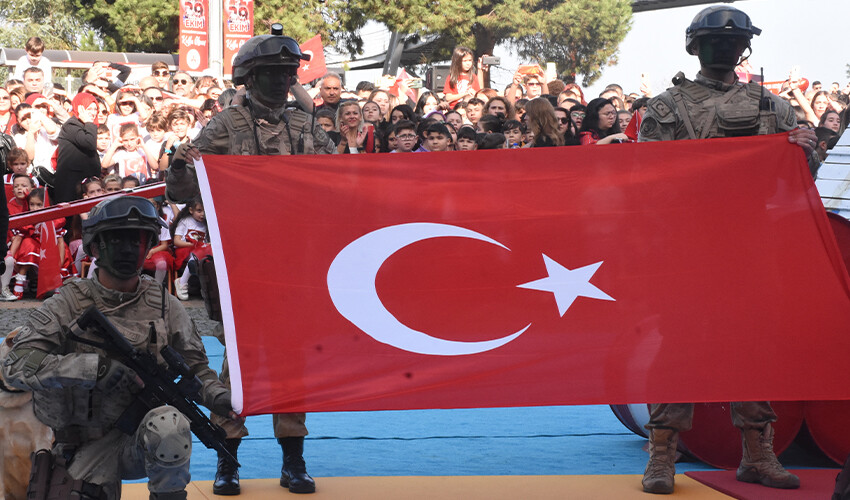 Cumhuriyet'in 100'üncü yılı 81 ilde coşkuyla kutlanıyor: İşte bayrama damga vuran görüntüler