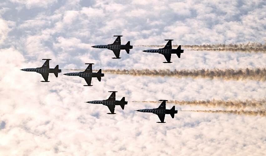 Denizde ve karada 100. yıl gururu: Boğaz'da nefes kesen gövde gösterisi