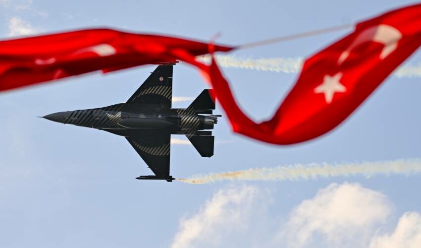 Denizde ve karada 100. yıl gururu: Boğaz'da nefes kesen gövde gösterisi