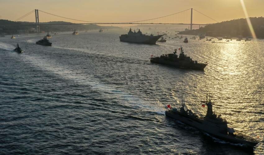 Denizde ve karada 100. yıl gururu: Boğaz'da nefes kesen gövde gösterisi