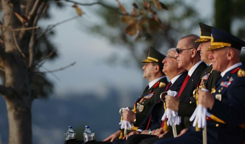 Denizde ve karada 100. yıl gururu: Boğaz'da nefes kesen gövde gösterisi