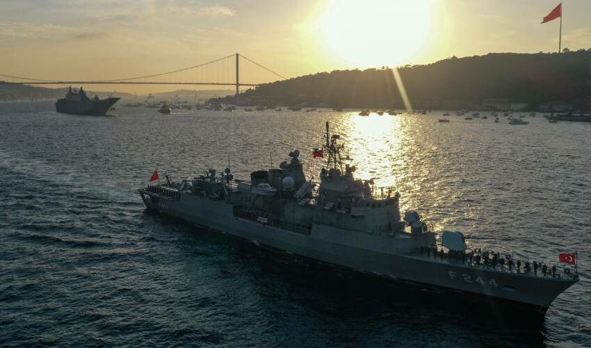 Denizde ve karada 100. yıl gururu: Boğaz'da nefes kesen gövde gösterisi