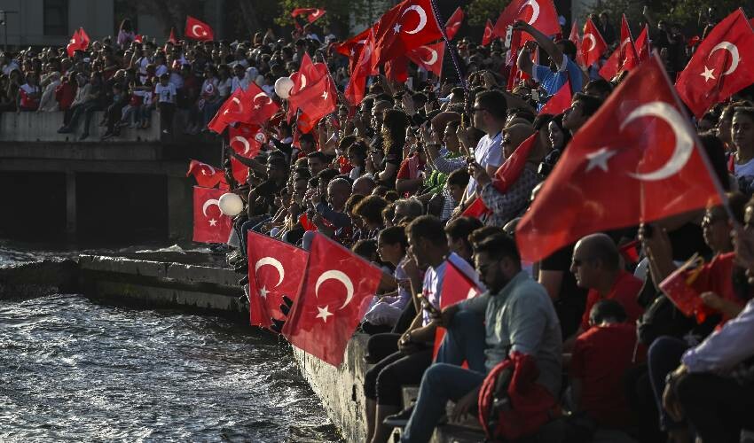 Denizde ve karada 100. yıl gururu: Boğaz'da nefes kesen gövde gösterisi