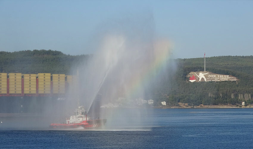 Cumhuriyet'in 100'üncü yılında 'Türkiye' Çanakkale Boğazı'ndan geçti