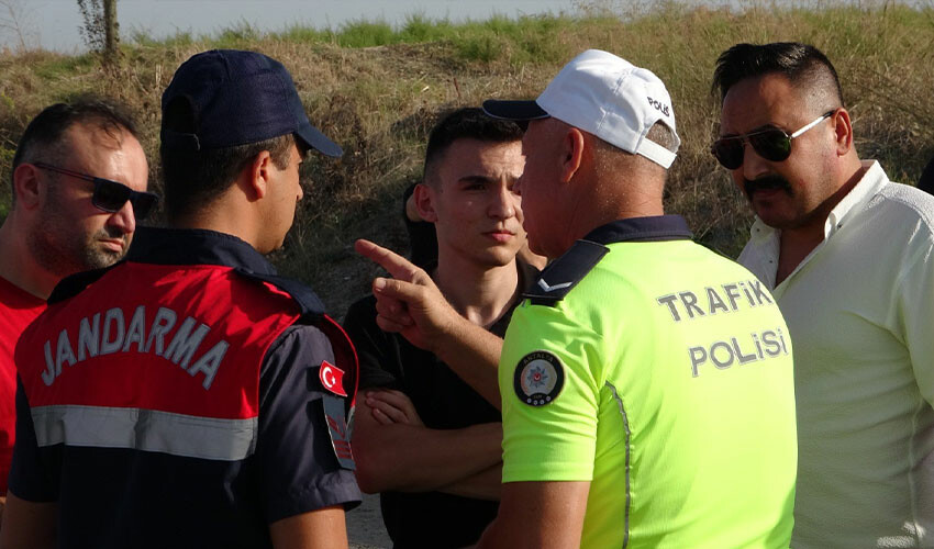 Motosikletlinin feci ölümü: Otomobilin altında 50 metre sürüklendi Motosikletlinin feci ölümü: Otomobilin altında 50 metre sürüklendi