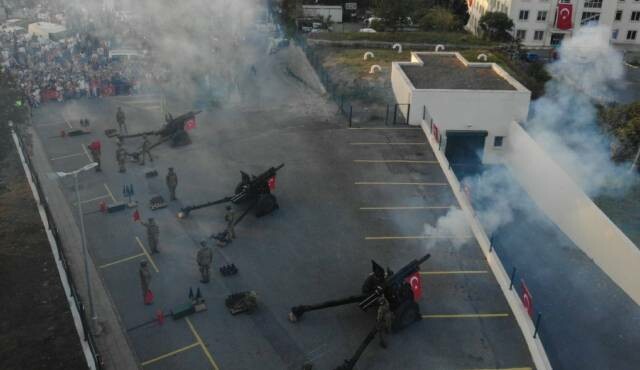 Denizde ve karada 100. yıl gururu: Boğaz'da nefes kesen gövde gösterisi
