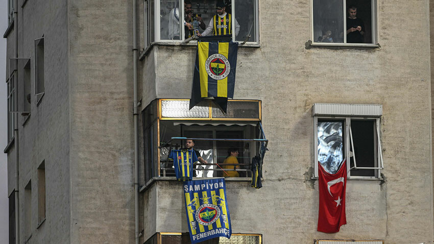 Pendik Stadyumu'nda tribüne sığmayan Fenerbahçe taraftarları evlerin balkonlarını doldurdu Pendik Stadyumu'nda tribüne sığmayan Fenerbahçe taraftarları evlerin balkonlarını doldurdu