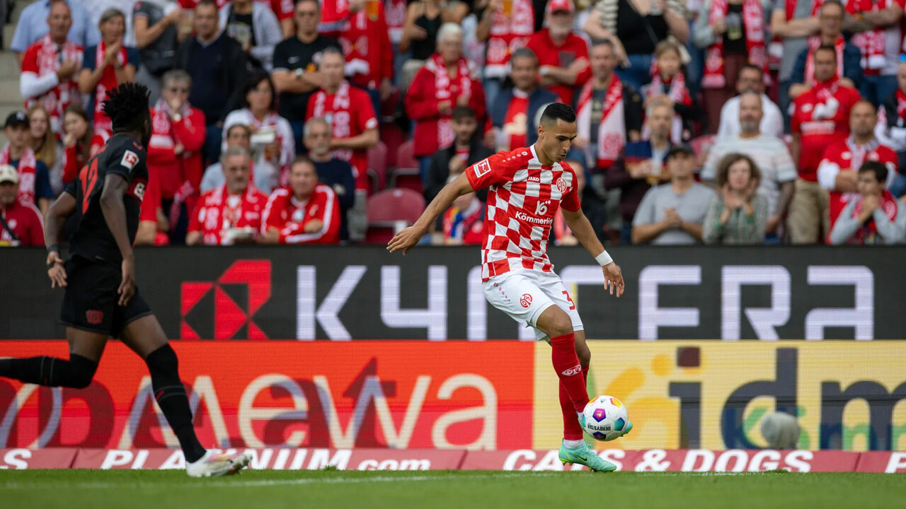Anwar El Ghazi Filistin'e destek paylaşımlarını silince Mainz 05 yönetimi tarafından affedildi Anwar El Ghazi Filistin'e destek paylaşımlarını silince Mainz 05 yönetimi tarafından affedildi