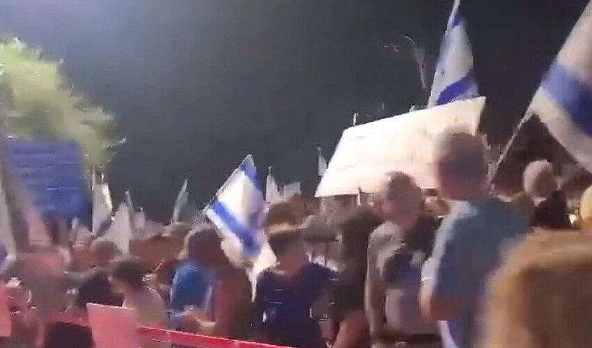 Netanyahu evinin önünde protesto edildi: 'Ne zaman gelsen ölüm getiriyorsun'