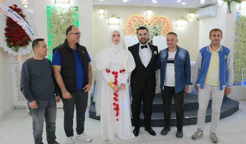 Düğünde duygusal buluşma: Kurtarma ekipleri genç kızı mutlu günün de yalnız bırakmadı