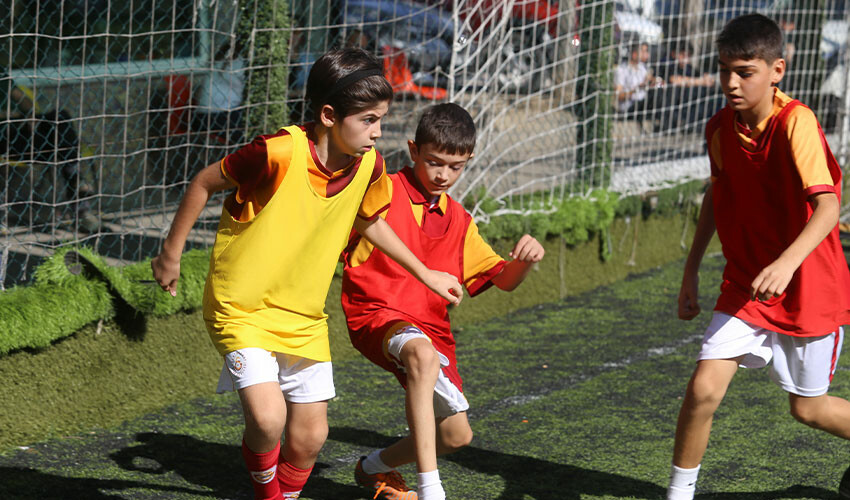 Görenler hayret ediyor: 12 yaşındaki Eymen soğan ve sarımsak yemeden duramıyor