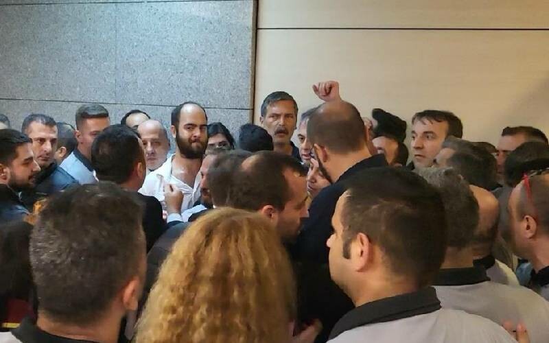 Can Atalay kararı beklenirken TİP’li vekiller ve güvenlik görevlileri arasında arbede! Can Atalay kararı beklenirken TİP’li vekiller ve güvenlik görevlileri arasında arbede!
