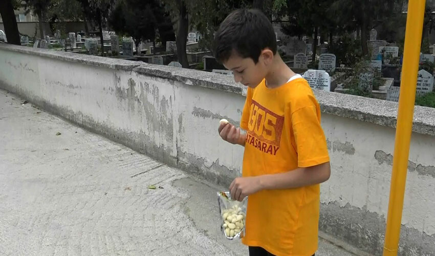 Görenler hayret ediyor: 12 yaşındaki Eymen soğan ve sarımsak yemeden duramıyor