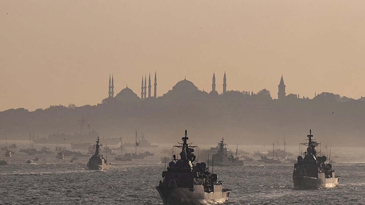 İstanbul Boğazı'ndaki gövde gösterisi Batı'nın dilinde İstanbul Boğazı'ndaki gövde gösterisi Batı'nın dilinde