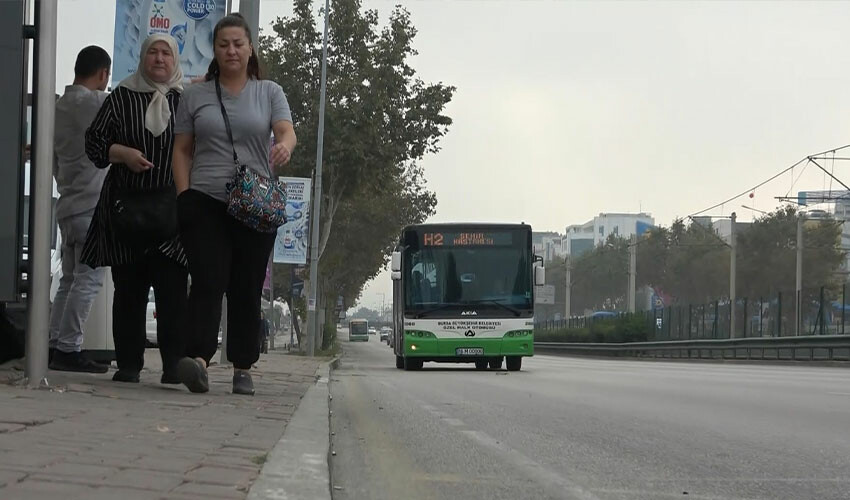 Otobüs şoförü kadın yolcuları indirdi 'Çok konuşuyorsunuz' Otobüs şoförü kadın yolcuları indirdi 'Çok konuşuyorsunuz'